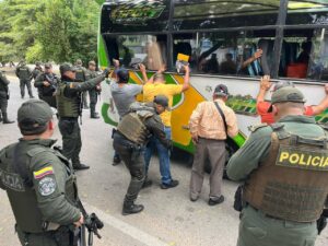 Funcionarios de diversos organismos de seguridad realizan requisas a unidades de transporte público en Villa del Rosario, Norte de Santander, durante la Operación Catatumbo. Foto Carlos Eduardo Ramírez